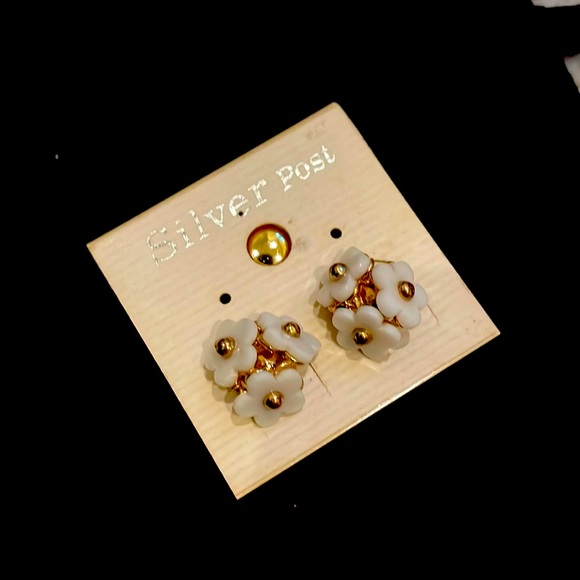 Beautiful white flower + stars sprinkle earrings - Picture 3 of 4